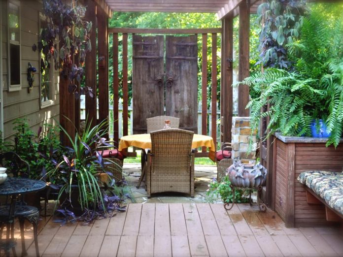 15+ Quick and Cheap Outdoor Privacy Screen Ideas and Designs