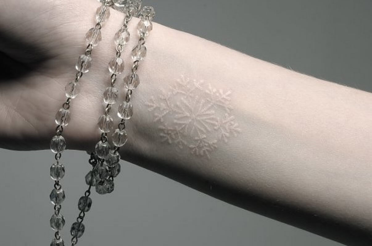 Muleca of a girl tattooed with a snowflake