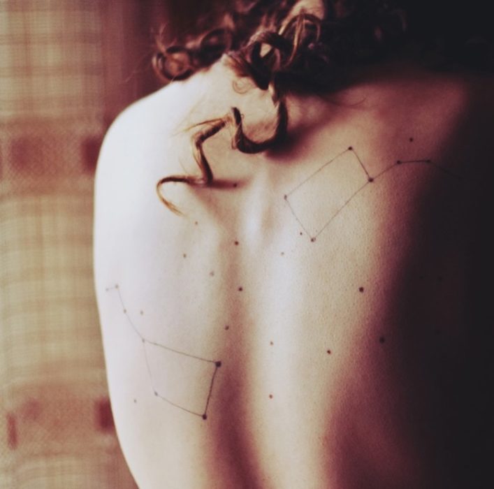 Girl with a constellation tattooed in the eslapda