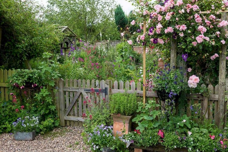 Best cottage style garden ideas for landscaping #39