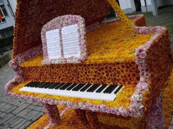 Repurposed Old Piano into an Outdoor Flower Décor