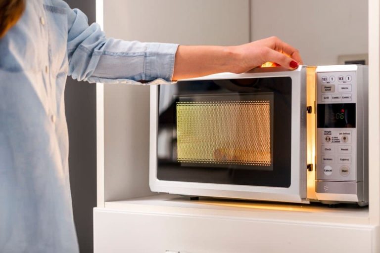 What to Consider When Planning to Buy a Microwave Oven